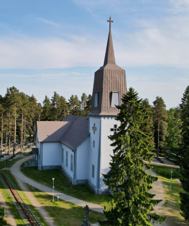 Polvijärven kirkko kesäkuussa vuonna 2023